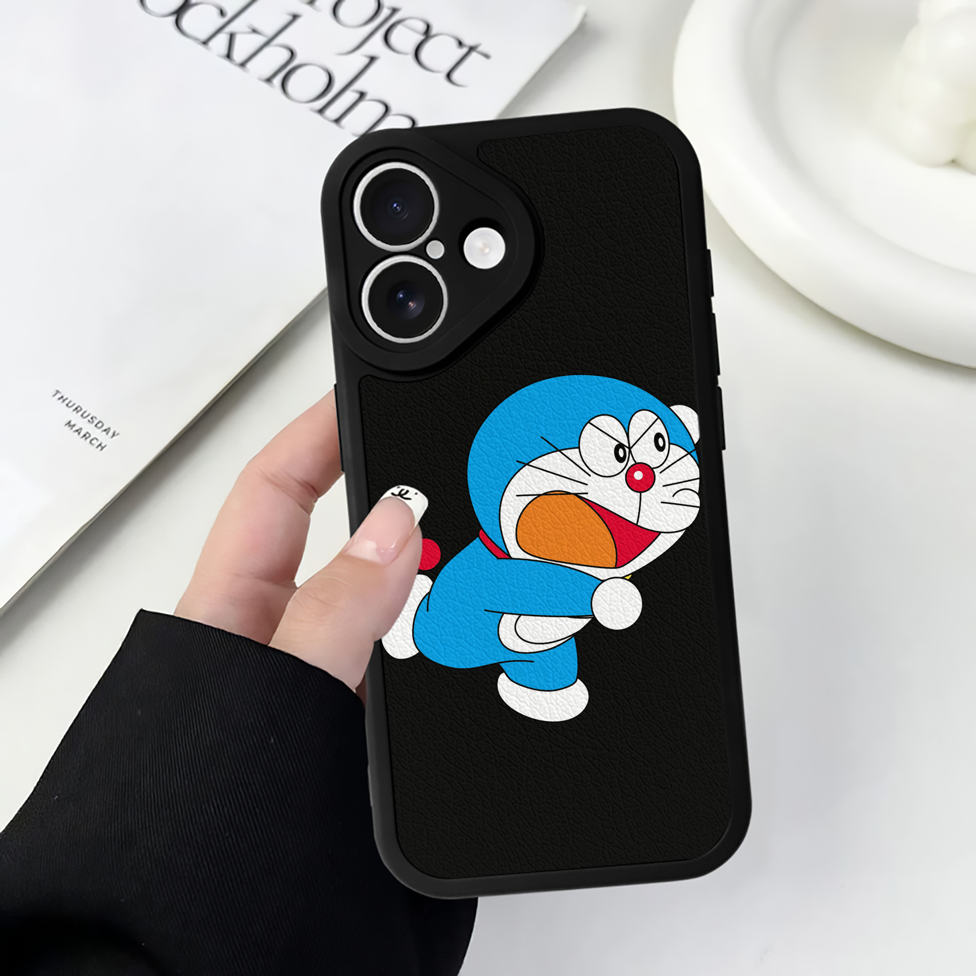 （画像用） ドラえもん Doraemon 【iPhone 16シリーズ対応】シリコンスマホケース（レザー調） 材質：シリコン